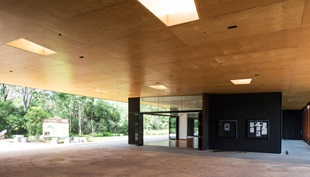 Fitzgibbon Community Centre uses cladding made from BlueScope XLERPLATE® weathering steel and roofing made from LYSAGHT LONGLINE 305® in ZINCALUME® steel.